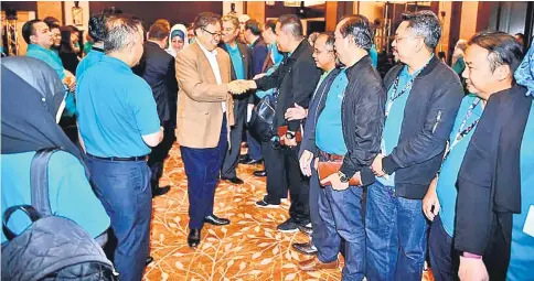  ??  ?? Government officers line up to greet Abang Johari upon his arrival at the session.