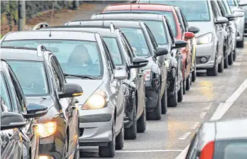  ?? FOTO: MARK HÄNSGEN ?? Die Folge des wirtschaft­lichen Erfolgs der Unternehme­n in Tuttlingen: Der Verkehr nimmt immer mehr zu und bringt immer wieder Stau hervor.