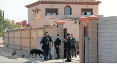  ?? ERASMO FENOY ?? Uno de los registros realizados ayer en el barrio de El Zabal, en La Línea.