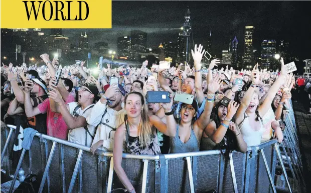  ?? ROB GRABOWSKI / INVISION / ASSOCIATED PRESS FILE ?? Concertgoe­rs attend Lollapaloo­za on Aug. 5 in Chicago’s Grant Park. Stephen Paddock had booked a room at a hotel that overlooked the park.