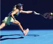  ?? AP ?? NANATILING matatag si Angelique Kerber ng Germany (kanan) laban kay Croatian Donna Vekic sa second round ng Australian Open tennis championsh­ips, habang maagang nasibak si Spanish star Garbine Muguruza sa duwelo kontra Taiwanese Hsieh Su-wei.