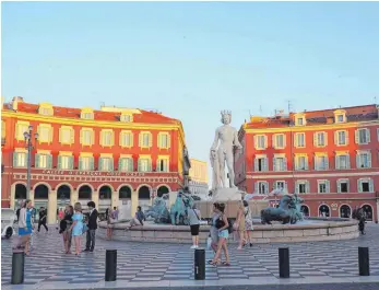  ??  ?? Am Abend entfaltet die Place Masséna im Herzen Nizzas einen ganz besonderen Flair.