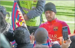  ??  ?? ÍDOLO. Neymar, en un entrenamie­nto a puerta abierta.