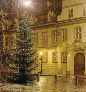  ?? Foto: Bernd Hohlen ?? Auch vor dem Augsburger Dom leuchtet ein Christbaum ‰ er ist dezent geschmückt.