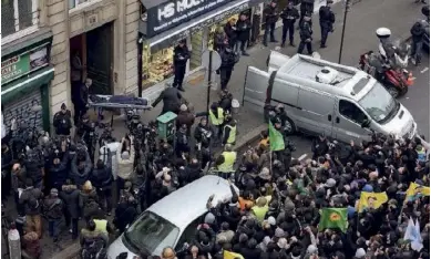  ??  ?? Rassemblem­ent de la communauté kurde au lendemain des assassinat­s, alors que le corps d’une des victimes est sorti de l’immeuble de la rue La Fayette. Ci-dessous, Omer Güney, suspect numéro un.