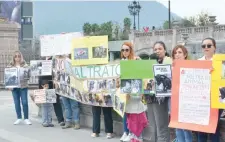  ??  ?? Activistas, en su mayoría mujeres, se manifestar­on contra el abuso y venta de animales en la Explanada de los Héroes de la Gran Plaza.