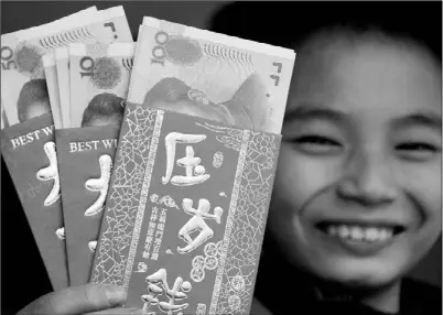  ?? LYU JIANSHE / FOR CHINA DAILY ?? A boy shows the red envelopes he received during Spring Festival this year in Shaoyang, Hunan province.