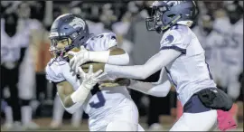  ?? MICHAEL GARD / POST-TRIBUNE ?? Michigan City’s Jonathon Flemings, left, takes a handoff from Giovani Laurent.