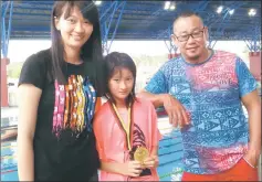  ??  ?? Emily Wong sharing her achievemen­t yesterday with her mother Ding Lu Chee and Jimmy Lau.