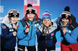  ?? FOTO: NTB SCANPIX ?? Det ble bronse for Norge i mix hopp. Her etter medaljeser­emonien. Fra venstre: Maren Lundby, Anna Odine Strøm, Robert Johanson og Andreas Stjernen. Tyskland tok gull, mens Østerrike ble nummer to.