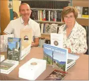  ?? Gilles Sinicropi et Marie-Hélène Froeschlé à la librairie Arts et Livres. (Photo C.J.B.) ??