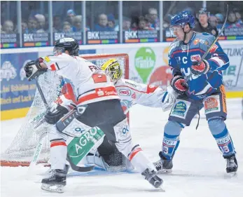  ?? FOTO: FELIX KÄSTLE ?? Nur mit viel Mühe gewannen die Towerstars (rechts im Bild Vincenz Mayer) am Freitag gegen den Tabellenle­tzten Tölz. Am Sonntag setzte es eine herbe Pleite beim ESV Kaufbeuren.