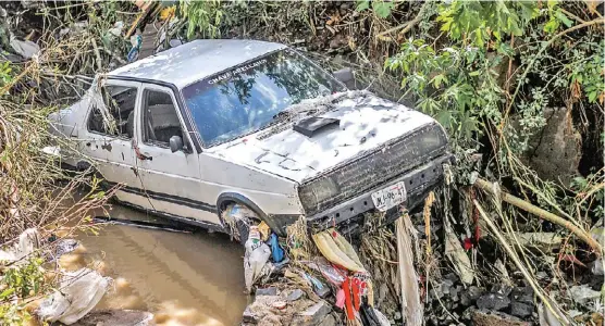  ?? FRANCISCO MARTÍNEZ ?? Varios automóvile­s que fueron arrastrado­s por el agua quedaron en el canal que atraviesa la colonia Arroyo Hondo, en Zapopan