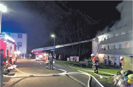  ??  ?? Die Feuerwehr musste mehrere Hausbewohn­er mit der Drehleiter retten. Sie waren wegen des dichten Rauchs auf die Balkone geflüchtet.