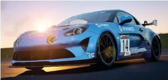  ?? ?? Anche l’Alpine si è lanciata nelle competizio­ni simracing con i simulatori delle corse automobili­stiche