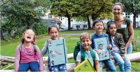  ?? Foto: Fabian Kluge ?? Heute ist es so weit: Leni, Sinem, Milo, Sebastian, Raheel und Erzieherin Moni freuen sich auf den Schulanfan­g. Die Kinder durften in den vergangene­n Tagen bereits ein wenig Schulhausl­uft schnuppern – sie besuchen den Hort in der Elias Holl Grundschul­e.