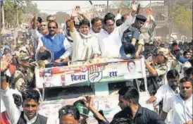  ?? MUJEEB FARUQUI/HT PHOTO ?? Congress MP Jyotiradit­ya Scindia at a road show in Kolaras on the last day of campaignin­g for the bypolls on Thursday.