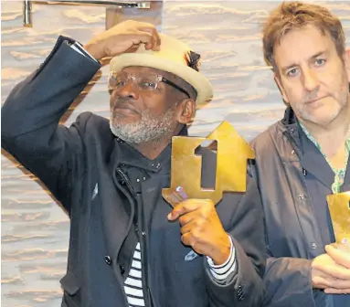  ??  ?? Lynval Golding y Terry Hall con su galardón después de casi 40 años