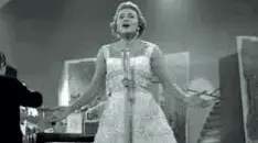  ??  ?? Nilla Pizzi che vince Sanremo nel 1951 con «Grazie dei fiori» A destra è con Mina che le disse: «Tu sei la Regina»