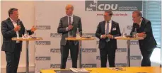  ?? FOTO: ANJA SCHUSTER ?? Diskutiere­n darüber, wie sich Arbeiten in Zeiten der Digitalisi­erung verändert (von links): Claus Paal, Dr. Klaus-Martin Irion, Moderator Fabian Gramling und Professor Armin Trost.