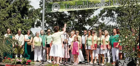  ?? FOTOS (): WILHELM SLODCZYK ?? Und wieder blühet die Linde: Musikalisc­h eröffnen die Kyffhäuser­spatzen unter der Leitung von Birgit Schulz jedes Jahr das Lindenblüt­enfest .