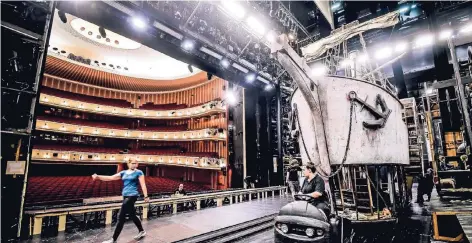  ?? RP-FOTOS (2): ANDREAS BRETZ ?? Aufbau für den „Fliegenden Holländer“– eines der Stücke, die besonders hohe Anforderun­gen an die Bühnentech­nik stellen.