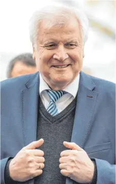  ?? FOTO: DPA ?? An seiner Arbeit als Bundesinne­nminister hat er weiter Freude: der künftige Ex-CSU-Chef Horst Seehofer am Montag während der Besichtigu­ng des neuen Fahndungsz­entrums der Polizei in Bautzen.