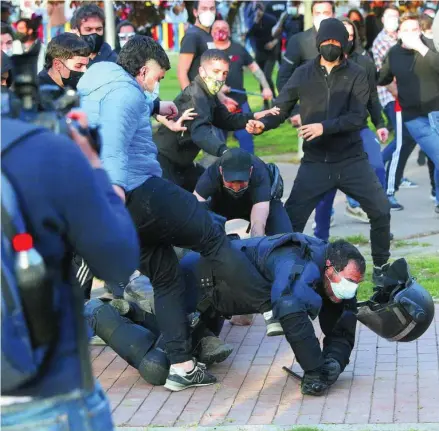  ?? EFE ?? Durante los disturbios de Vallecas resultaron heridos varios agentes