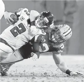  ?? MIKE ROEMER/ASSOCIATED PRESS ARCHIVES ?? Packers linebacker Clay Matthews sacks Falcons quarterbac­k Matt Ryan during a 2014 game.