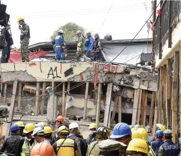  ??  ?? Les secours poursuivai­ent sans relâche leurs recherches sur le site d’une école effondrée, où une vingtaine d’élèves ainsi qu’une demi-douzaine d’adultes sont morts. PHOTO AFP
