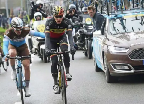  ?? FOTO PHOTO NEWS ?? Oliver Naesen krijgt een ruggensteu­ntje van ploegmaat Rudy Barbier nadat hij nog maar eens tegen het asfalt is beland.