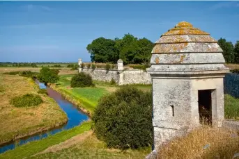  ?? ?? Planté dans le marais, entre Rochefort et La Rochelle, Brouage est un magnifique village à visiter. Photo : l’échauguett­e du rempart de la citadelle militaire du siècle.