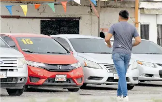  ?? LUIS TORRES ?? Vendedores de autos chuecos los ofertan