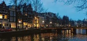  ?? Fotos: Carina Sirch ?? Wenn die Nacht hereinbric­ht, erleuchten die historisch­en Wohnhäuser Amsterdams und zaubern ein wunder schönes Lichterspi­el aufs Wasser.