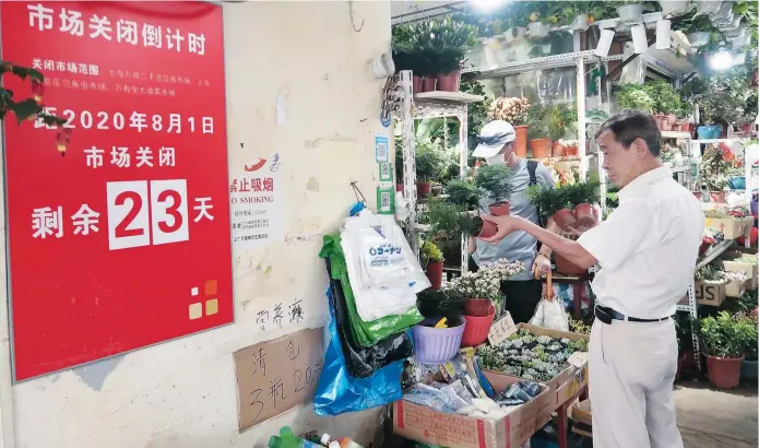  ??  ?? A countdown notice on the wall reminds vendors and consumers that the Wanshang market will close from next month after operating for more than 20 years in the city.