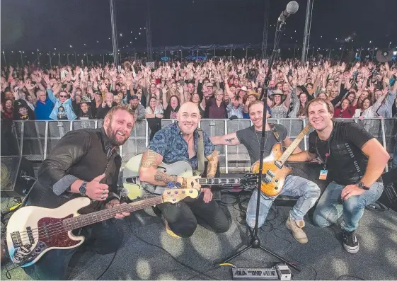  ?? Picture: REMCO JANSEN ?? The Wolfe Brothers played to a capacity crowd on Saturday night in the big top stage in Kurrawa Park.