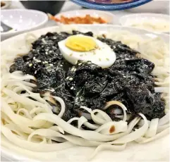  ??  ?? Jajangmyeo­n aka KDrama food