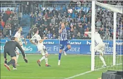  ??  ?? BALÓN PARADO. El Alavés, con un gol de estrategia, ganó al Madrid.
