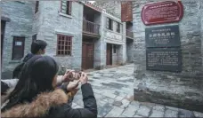  ?? CHEN GUANYAN / CHINA NEWS SERVICE ?? Visitors take photos in the historic district of Nanning, Guangxi Zhuang autonomous region.