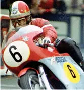  ??  ?? In pista Giacomo Agostini ha vinto 15 titoli mondiali