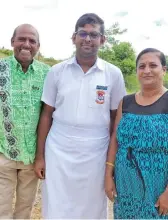  ?? Waisea Nasokia ?? Dipshay Krishnan Reddy, is flanked by his parents Rajendra Kumaran and Subadra Devi in Tavua. Photo: