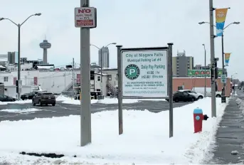  ?? ALISON LANGLEY/NIAGARA FALLS REVIEW ?? The municipal parking lot on Ellen Avenue will charge a $40 flat rate Dec. 31.