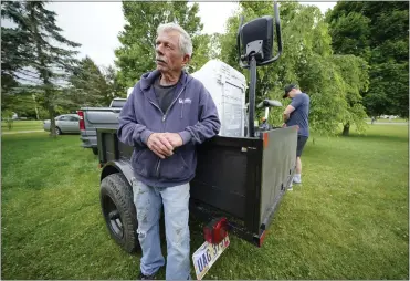  ?? PHOTOS BY GENE J. PUSKAR — THE ASSOCIATED PRESS ?? Dale Smith, left, pauses as he moves out of his home of 30years on the future site of a $20billion Intel processor plant. Intel announced the Ohio developmen­t in January as part of the company's efforts to alleviate a global shortage of chips.