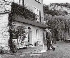  ??  ?? Le grand écrivain a vécu de 1952 à 1990 (à g. en 1962) sur les hauts de Neuchâtel, d’abord dans l’actuel Centre
Dürrenmatt. En 1964, il a bâti une seconde
maison audessus (photo de dr.), où il a passé ses dernières années.