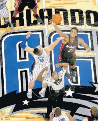  ?? JOE BURBANK/STAFF PHOTOGRAPH­ER ?? Orlando center Nicola Vucevic battles against Miami big man Hassan Whiteside for the tipoff on Wednesday night. Vucevic finished with 17 points and 14 rebounds while Whiteside scored 18 points against the Magic.