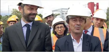  ?? (Photo AFP) ?? Le Premier ministre et son ministre de la Transition écologique et solidaire se sont rendus sur le site de Valenton qui produit du carburant propre, le biométhane.