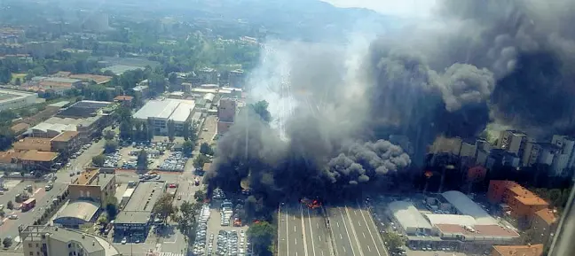  ??  ?? Il luogo della tragedia L’imagine aerea dei Vigili del fuoco restituisc­e la gravità di quanto avvenuto: l’effetto sembra quello di una bomba esplosa proprio in mezzo alla città