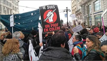  ??  ?? Dans la cité phocéenne, de nombreux enseignant­s ont marché contre la réforme des retraites, jeudi.