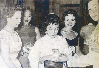  ??  ?? Shirley with, from left, Bading Eraña, Carmen Rosales, Delia Razon, Manny de Leon