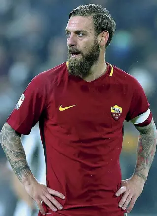  ??  ?? Rientri Daniele De Rossi, 34 anni, e Patrik Schick, 22 (a destra). Tutti e due sono rientrati in campo in RomaBeneve­nto: 9 minuti per il capitano e 2 per il ceco